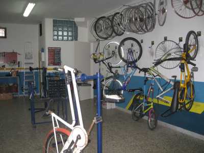 Una parte della ciclofficina Passi da ciclope situata nel quartiere San Paolo